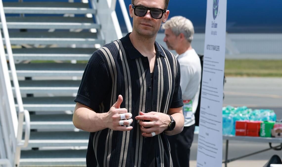 Daumen hoch fürs Comeback im DFB-Tor: Manuel Neuer vor dem Flug nach Houston.