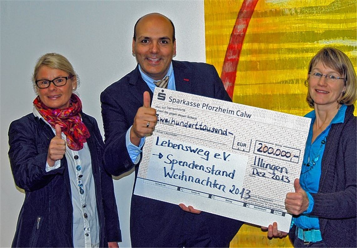 Daumen hoch (v. li.): Sabine Speidel-Schüle vom Förderverein, Botschafter Jay Alexander und die Initiatorin des Projekts Familienherberge Lebensweg, Karin Eckstein, freuen sich über einen beeindruckenden Spendenstand. Foto: privat