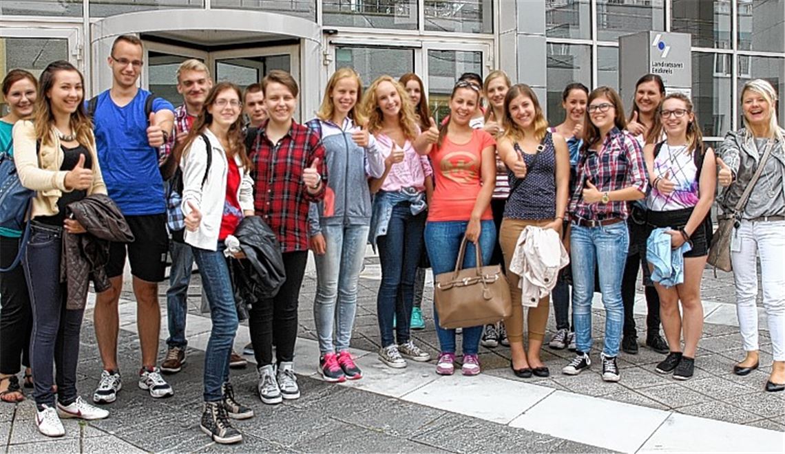 Daumen nach oben: Zufriedene Gesichter bei den Jugendlichen aus Györ und Myslowice, die zwei Wochen im Enzkreis verbracht haben, um ihr Deutsch zu verbessern. Mit dabei: die beiden Betreuerinnen Magdalena Szwedor und Márta Gaál (li.) und die Europabeauftragte Sabine Burkard (re.).