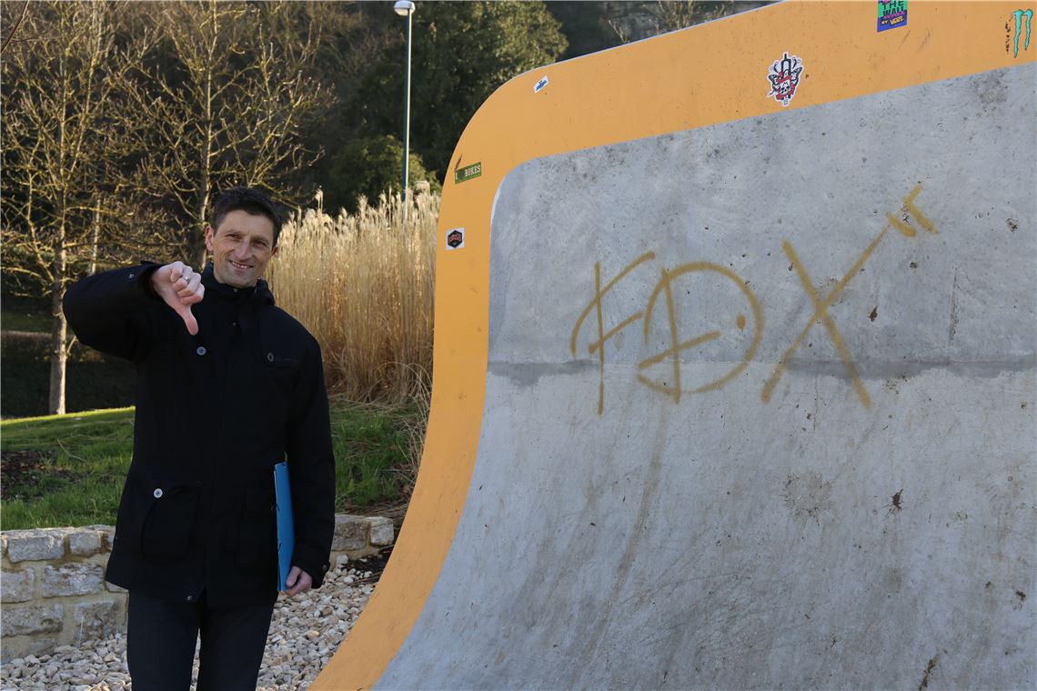 Daumen runter: Kein Graffiti, kein Hundekot und kein liegengelassener Müll in den Enzgärten – die Regeln können auf mehreren Tafeln im Gelände nachgelesen werden.  Fotos: Deeg