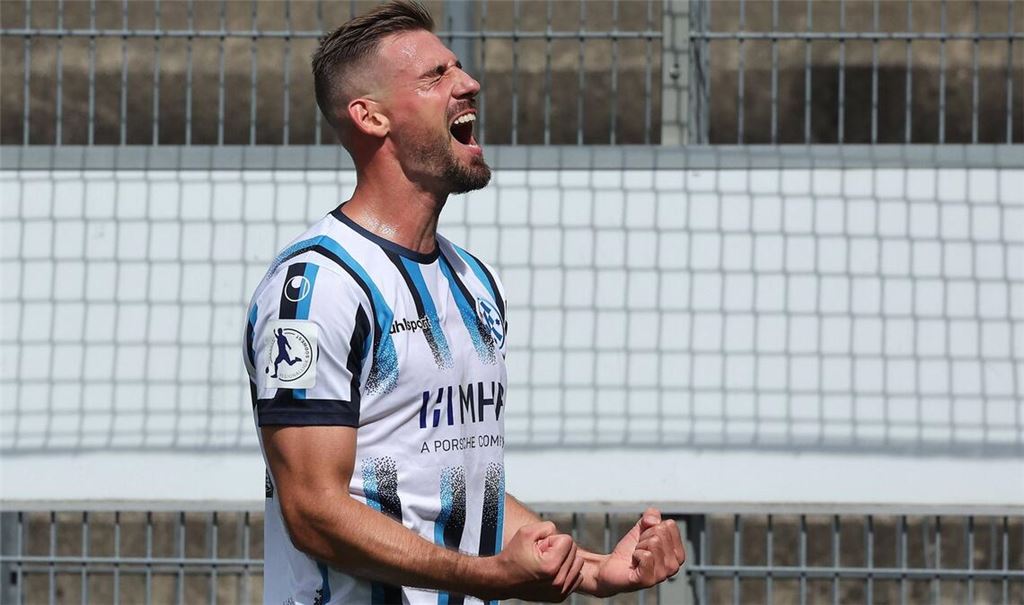 David Braig genießt seinen Torerfolg im Spiel gegen den SC Freiburg II.