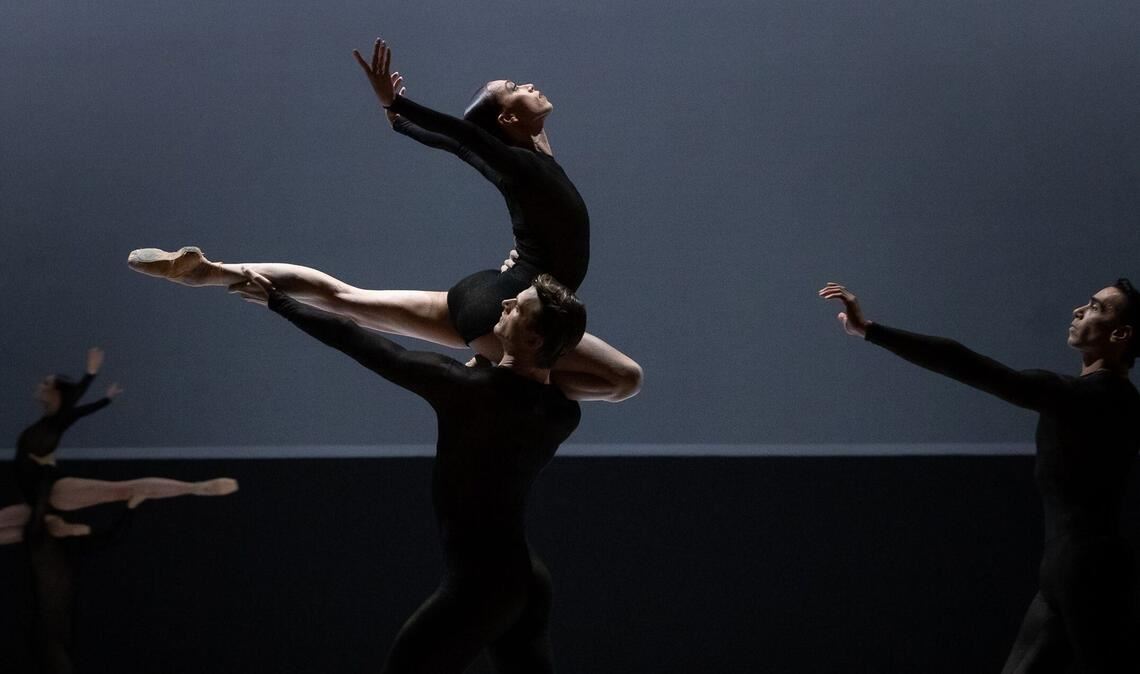 David Dawson hatte mit seinem Stuttgart-Debüt „Symphony No. 2 – Under the Tree Voices“ nicht nur den Ballettintendanten begeistert; nächste Saison kehrt der britische Choreograf zurück.