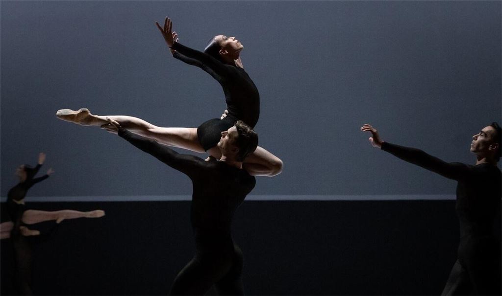 David Dawson hatte mit seinem Stuttgart-Debüt „Symphony No. 2 – Under the Tree Voices“ nicht nur den Ballettintendanten begeistert; nächste Saison kehrt der britische Choreograf zurück.