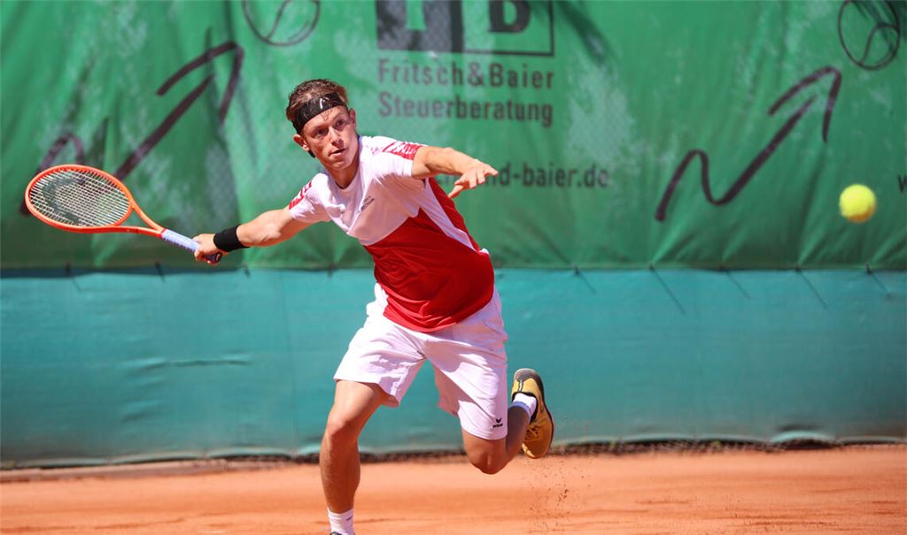 David Fix gewinnt sein Einzel im ersten Heimspiel locker.