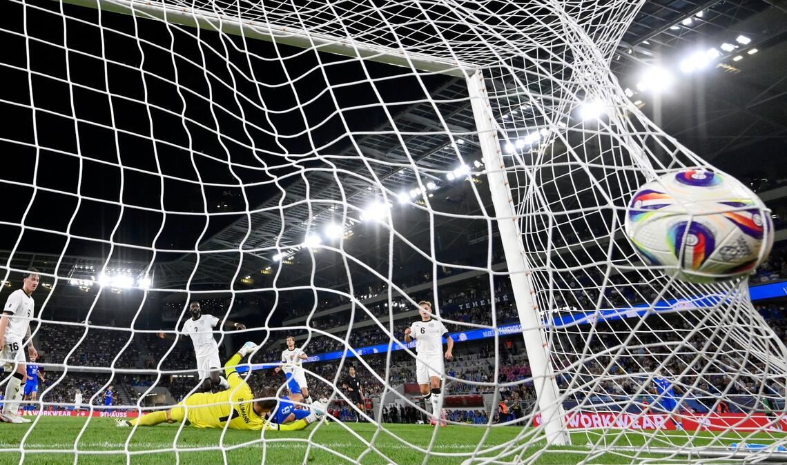 David Hancko aus der Slowakei schießt das Tor zum 1:0 gegen Torhüter Oliver Baumann.