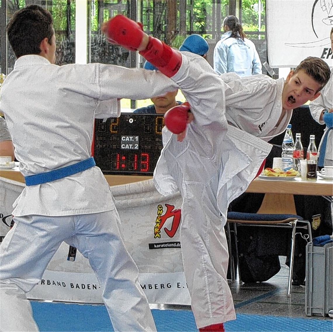 David Hofmeister (re.) setzt sich bei den Junioren klar durch.