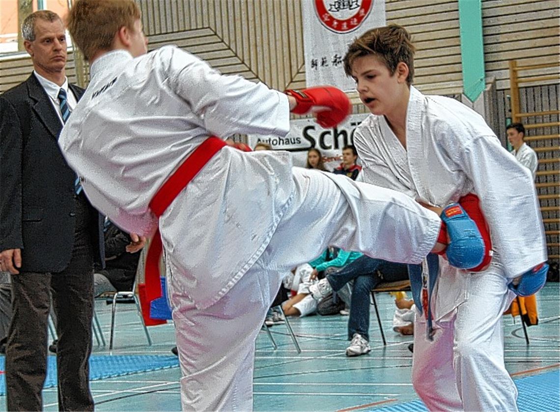 David Hofmeister vom KV Maulbronn (re.) muss im Finalkampf gegen Daniel Weiz einiges einstecken, setzt sich aber am Ende durch und wird Baden-Württembergischer Meister. Foto: Eigner