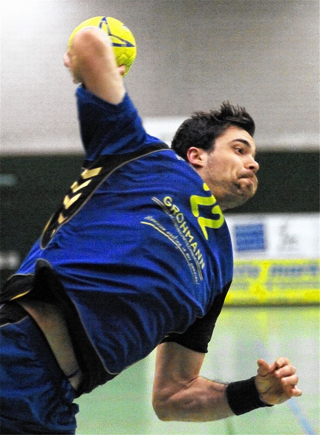 David Laurinyecz von Blau-Gelb Mühlacker packt viel Energie in den Wurf. Foto: Fotomoment