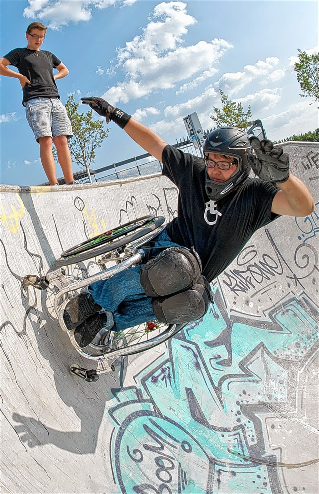 David Lebuser zeigt mit dem Rollstuhl spektakuläre Sprünge und Fahrmanöver.