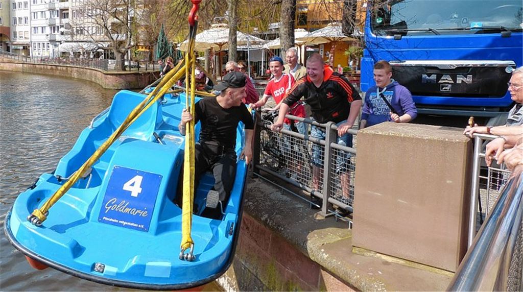 David Macalusu lässt sich mitsamt Tretboot in die Enz abseilen. Foto: Roth