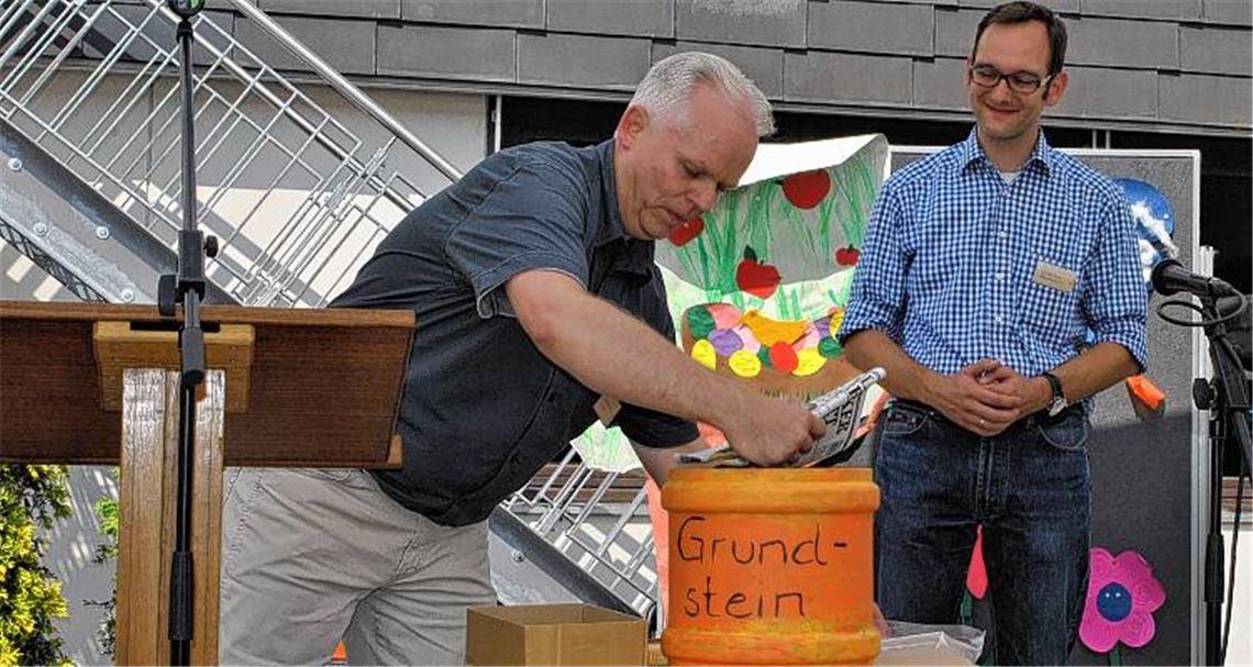 David Mössner befüllt den Grundstein auch mit einem Mühlacker Tagblatt.