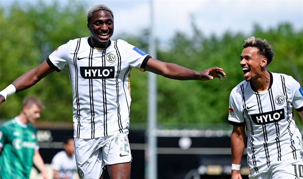David Mokwa (l) jubelt mit Bambase Conte.