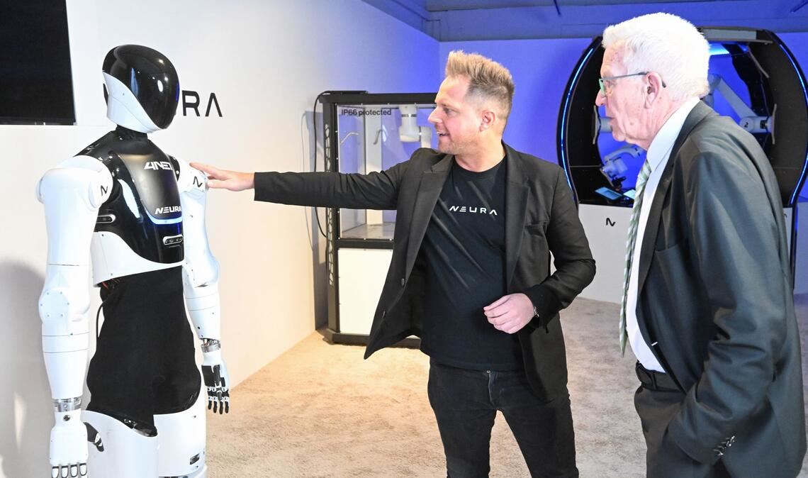 David Reger (links), Gründer und Geschäftsführer des Robotikherstellers Neura Robotics zusammen mit Ministerpräsident  Winfried Kretschmann.