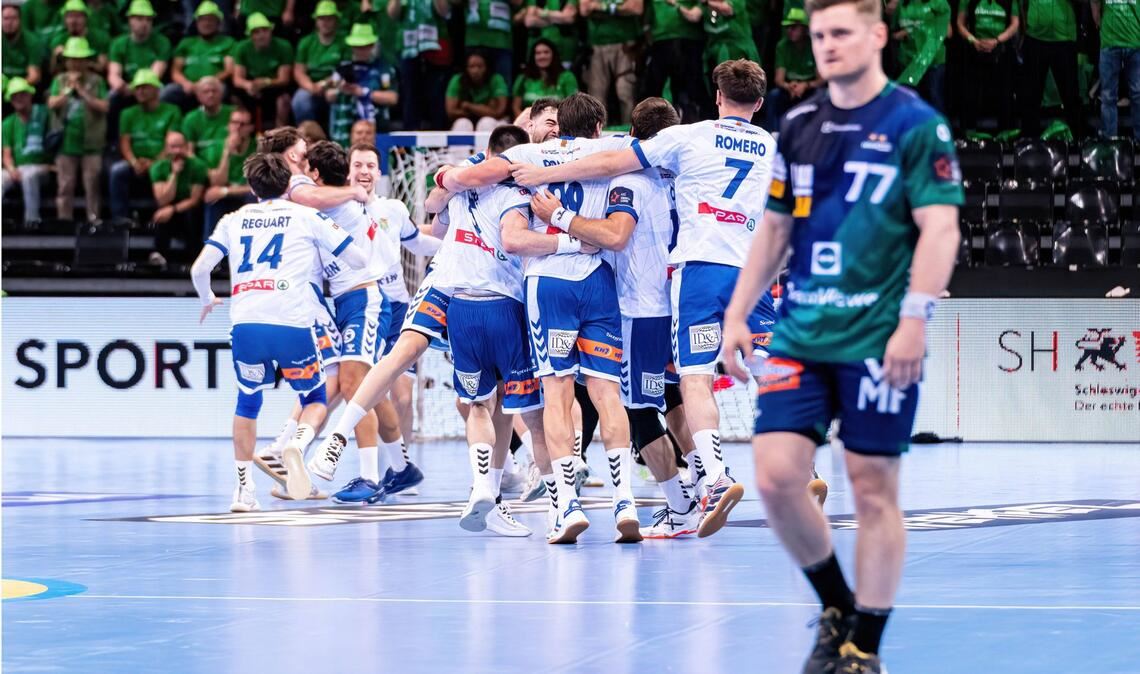 David Schmidt geht enttäuscht  vom Feld, BM Granolles feiert dagegen nicht zum ersten Mal in Flensburg.