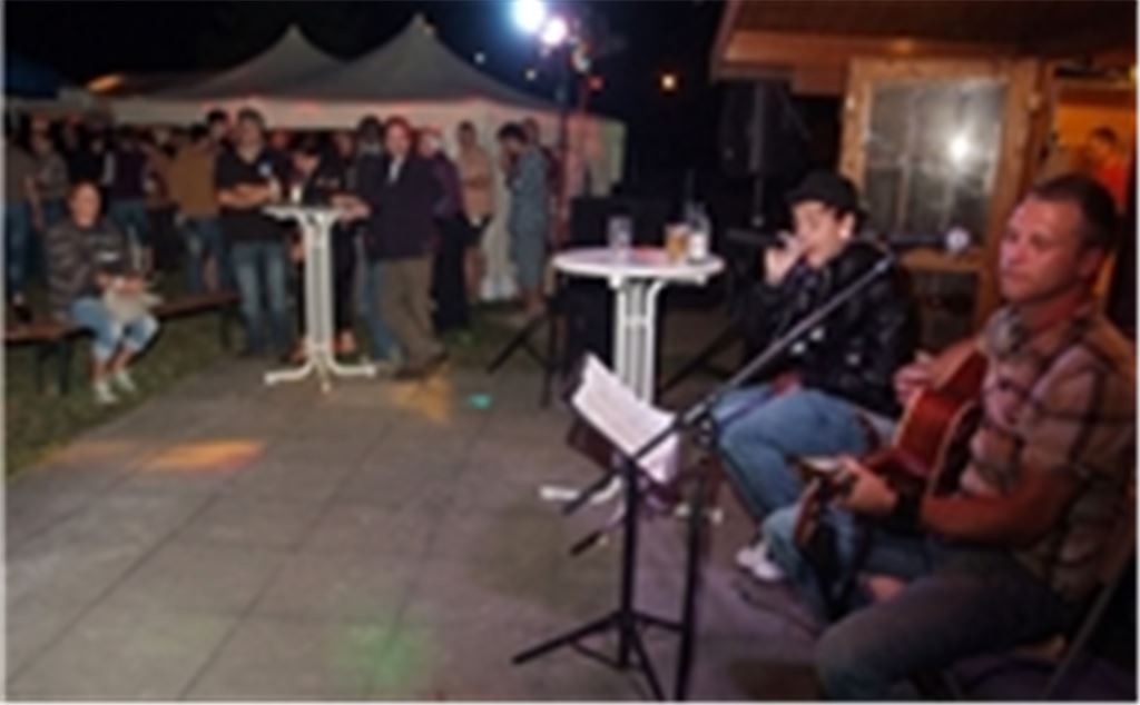 David Schumacher und Steffen Bux (v. re.) vom Duo Five Minutes in Amelie übernehmen mit einer Mischung aus Punk, Rock und Pop die musikalische Unterhaltung bei der Beach-Party der Volleyballer des TSV Ötisheim.