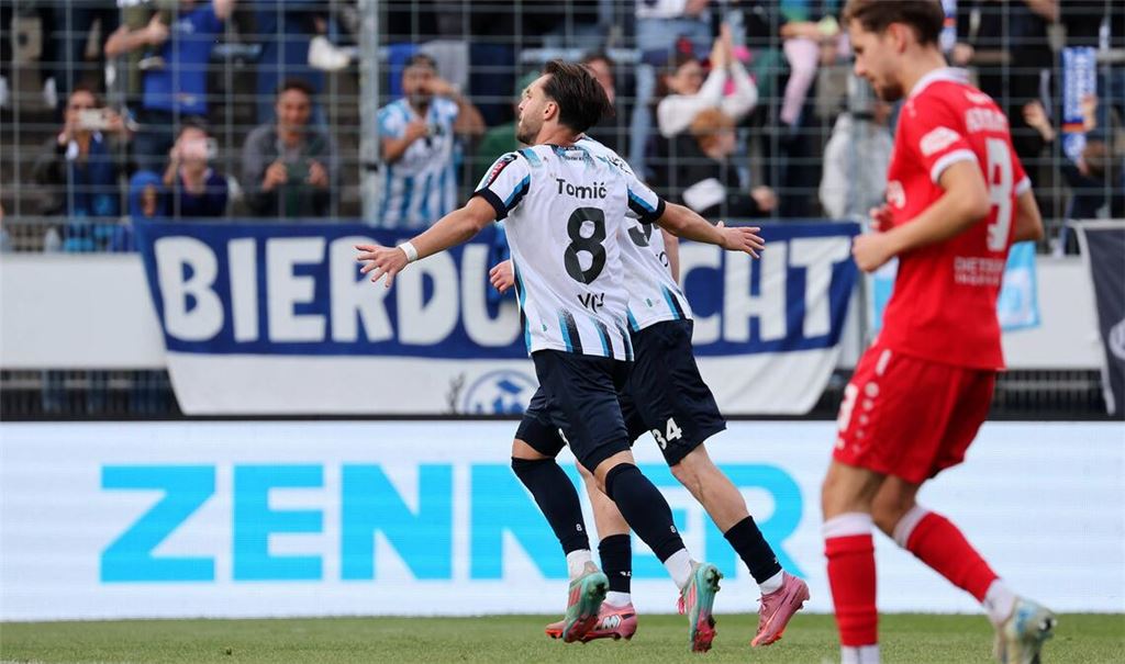 David Tomic bejubelt sein Tor zum  1:0 per Foulelfmeter.