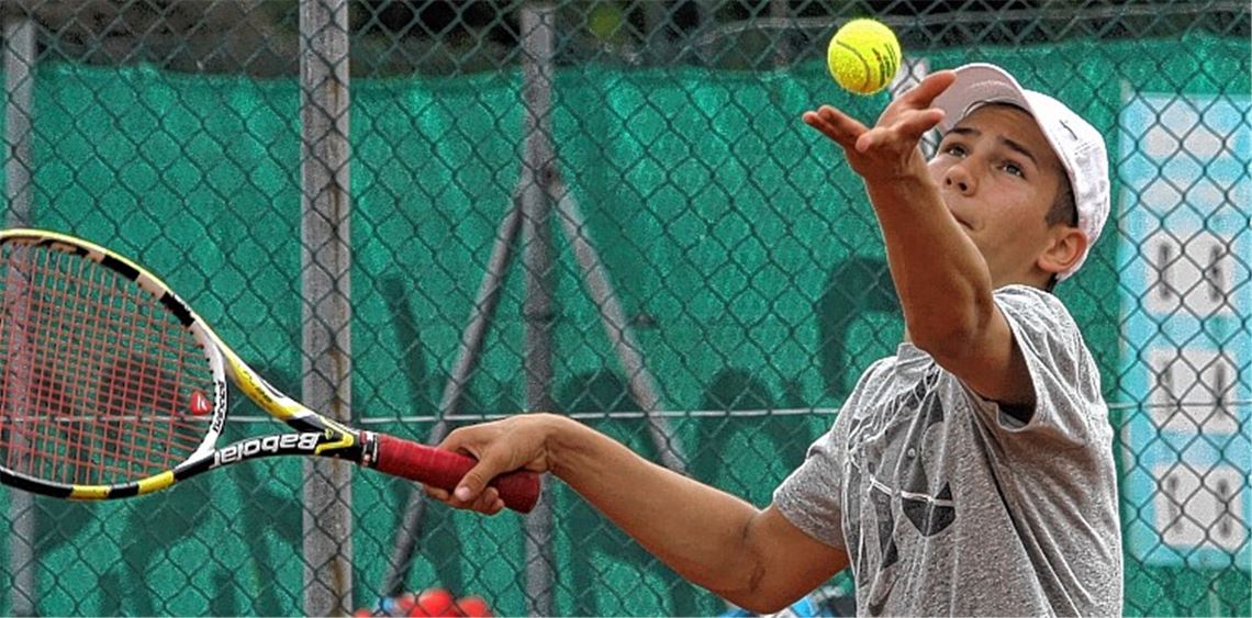Davin Miemitz schlägt für den TC Ötisheim in der U18-Konkurrenz bei den Stadtmeisterschaften auf. Foto: Eigner