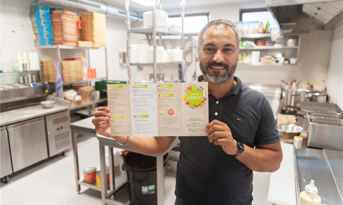 Amigo-Pizza bezieht neues Domizil Davinder Sing Virk in der neuen Küche am neuen Standort in Lomersheim im Gebäude Dresdner Straße 4.Fotomoment