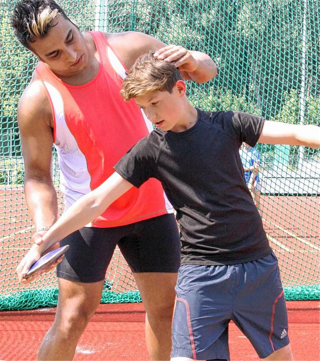 Davon kann man später mal erzählen: Der talentierte Nieferner Nachwuchswerfer Max Meier bekommt Tipps von Ehsan Hadadi, der nun Olympia-Silber gewonnen hat. Foto: Eigner