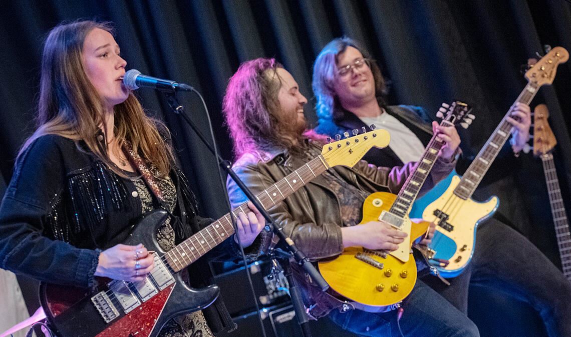 „Dear Robin“ mit Sängerin Pia Rademann im Vordergrund. Foto: Fotomoment