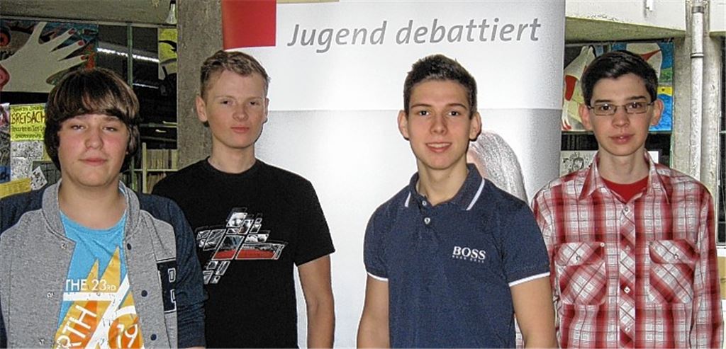 Debattierfreudig: die Mörike-Schüler (v. li.) David Mader, Jannick Scheufler, Fabian Berner und Marco Karl.