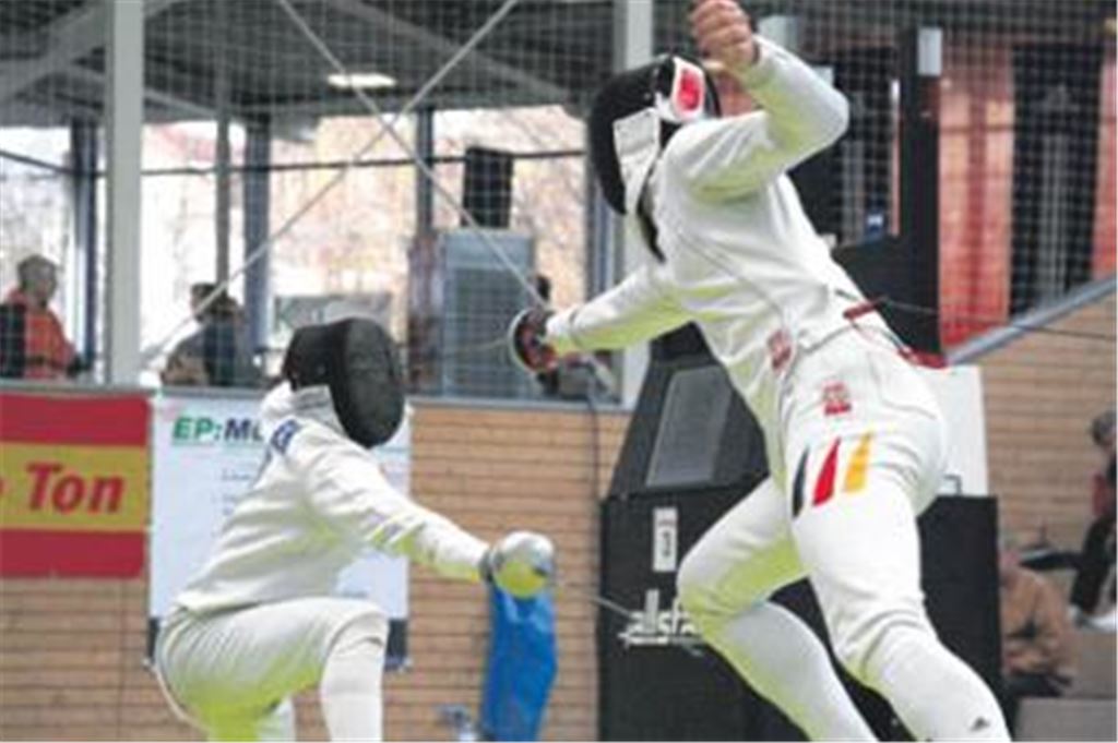 Degenfechten der Spitzenklasse, beispielsweise mit dem ehemaligen Junioren-Weltmeister Steffen Launer (re., beim Challenge-Turnier Allstar Cup in Reutlingen 2010), gibt es in anderthalb Wochen in der Illinger Strombergsporthalle zu sehen. Foto: Eigner