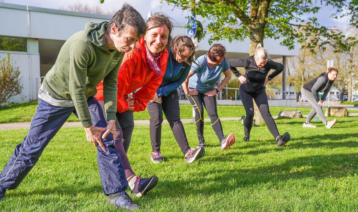 Dehnen am Trainingsende ist wichtig: Alle Läufer haben die halbe Stunde am Stück Laufen durchgehalten.Fotos: Recken