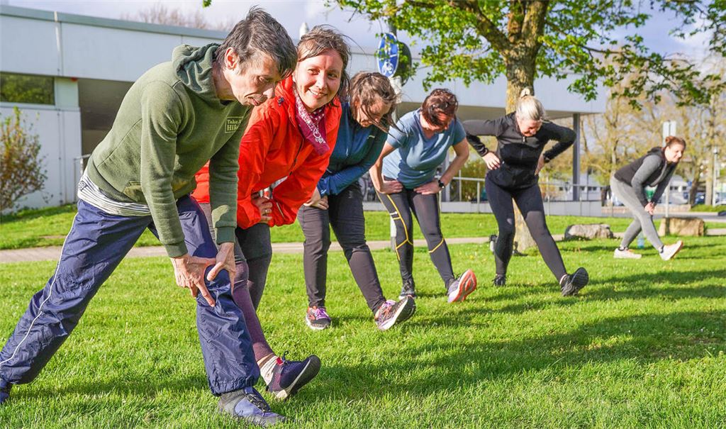 Dehnen am Trainingsende ist wichtig: Alle Läufer haben die halbe Stunde am Stück Laufen durchgehalten.Fotos: Recken