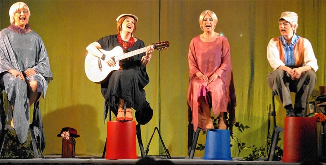 „Dein Theater“ nimmt die zahlreichen Besucher im Uhlandbau mit auf eine musikalische Zeitreise durch die deutsche Geschichte.Foto: Stahlfeld