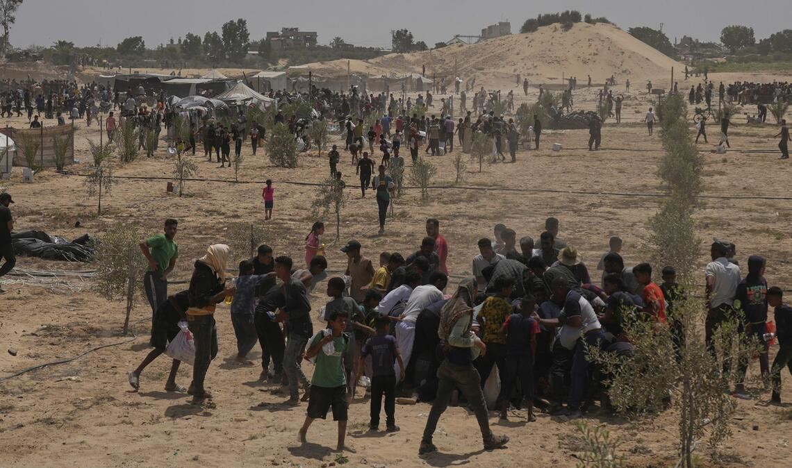 Deir al-Balah: Palästinenser beeilen sich, humanitäre Hilfspakete aus den Vereinigten Arabischen Emiraten einzusammeln, die im zentralen Gazastreifen mit Fallschirmen abgeworfen wurden.