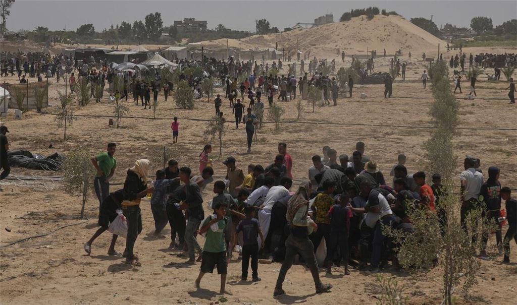 Deir al-Balah: Palästinenser beeilen sich, humanitäre Hilfspakete aus den Vereinigten Arabischen Emiraten einzusammeln, die im zentralen Gazastreifen mit Fallschirmen abgeworfen wurden.