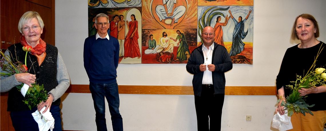 Dekan Claus Schmidt (2.v.re.) und Dekanatsreferent Christoph Knecht verabschieden Gertrud Eckert-Klittich (li.) und stellen mit Christine Stamler ihre Nachfolgerin im Diözesanrat vor. Foto: Stahlfeld