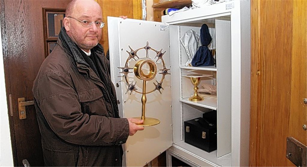 Dekan Claus Schmidt an dem Tresor in der Sakristei der Herz-Jesu-Kirche, aus der ein oder mehrere Einbrecher Bargeld gestohlen haben. Der restliche Inhalt ist unangetastet geblieben.Fotos: Sadler