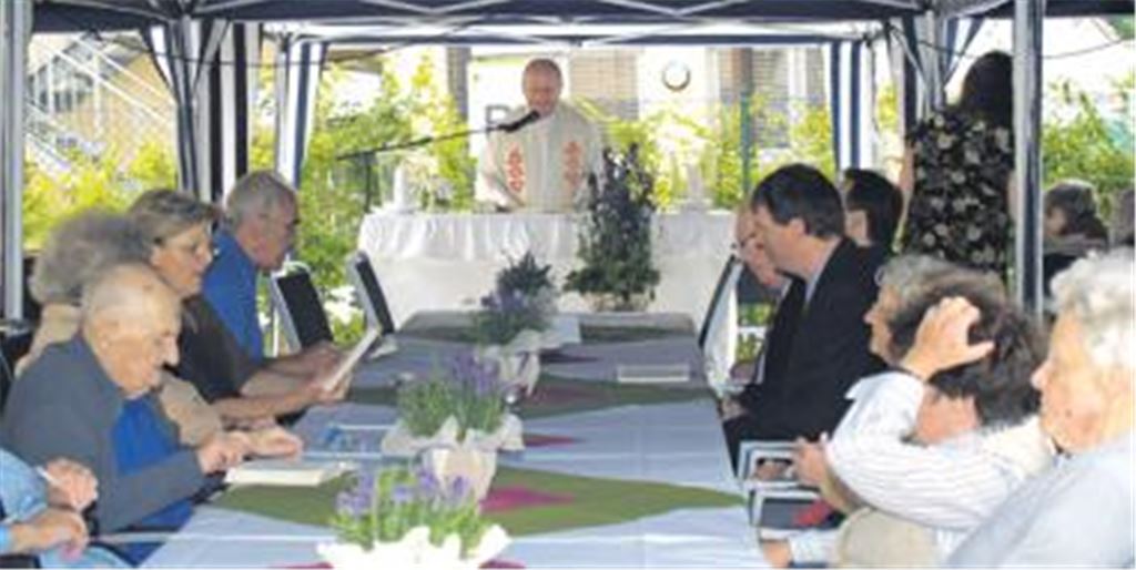 Dekan Claus Schmidt zelebriert im Seniorenzentrum St. Clara einen weihevollen Gottesdienst.
Fotos: Filitz