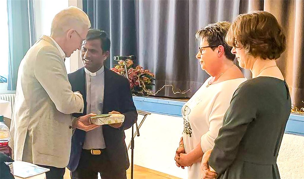 Dekan Dr. David Pankiraj bedankt sich bei Christoph Knecht (li.). Foto: privat