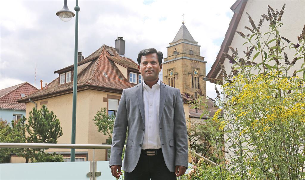 Dekan Dr. David Pankiraj schätzt es, im kleinsten Dekanat der Diözese zu arbeiten. Der große Vorteil – die kurzen Wege – sollen dabei eine noch wichtigere Rolle spielen. Foto: Deeg