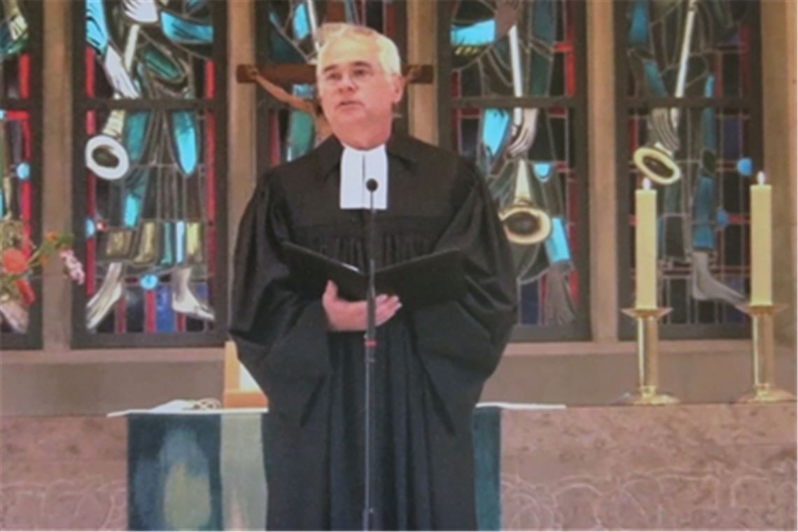Beten für den Frieden Dekan Jürgen Huber beim Gottesdienst in der Pauluskirche. Foto: Becker