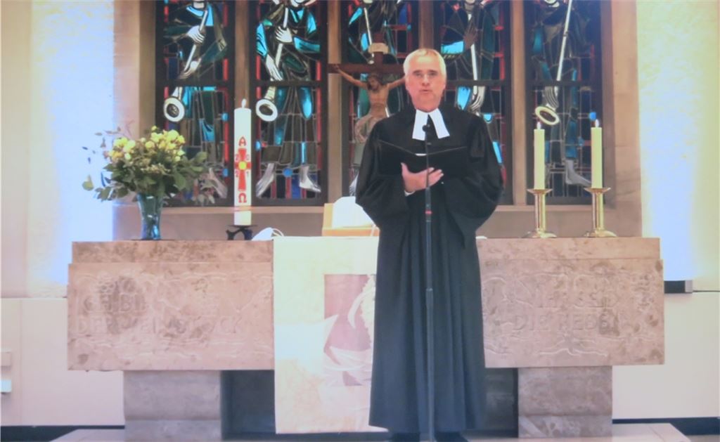 Dekan Jürgen Huber beim Ostersonntagsgottesdienst in der Pauluskirche. Foto: Becker