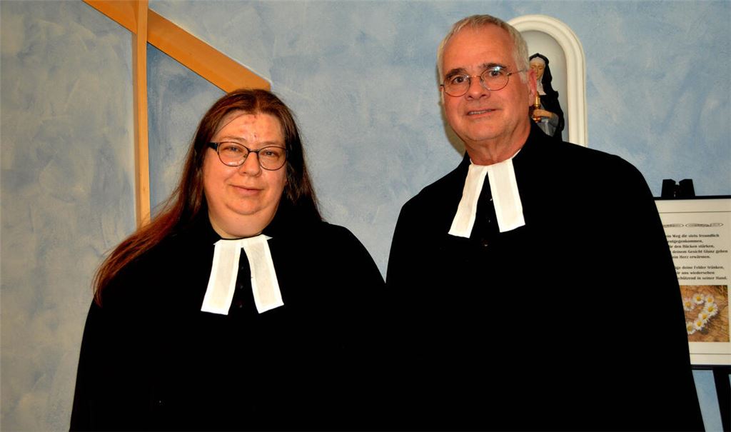 Dekan Jürgen Huber führt Sandra Epting in ihr Amt als Pfarrerin für Altenheimseelsorge und Bezirksdiakoniepfarrerin ein. Foto: Stahlfeld