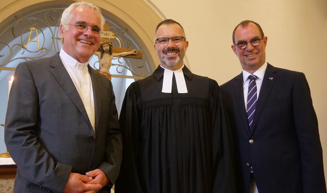 Abschied von Pfarrer Kalkofen fällt nicht leicht Dekan Jürgen Huber (li.) und OB Frank Schneider mit Pfarrer Marcus Kalkofen. Foto: Friedrich