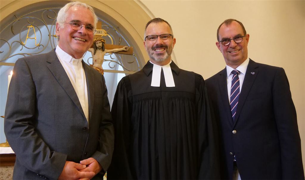 Dekan Jürgen Huber (li.) und OB Frank Schneider mit Pfarrer Marcus Kalkofen. Foto: Friedrich