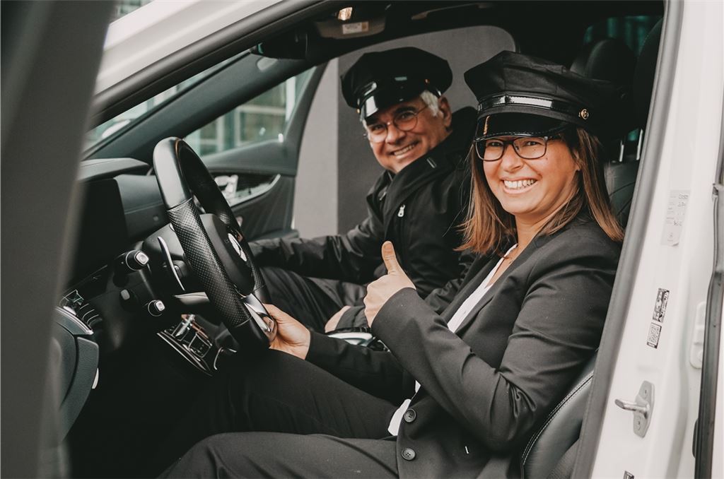 Dekan Jürgen Huber und Bezirksrechnerin Simone Fessner spielen Chauffeur. Foto: privat