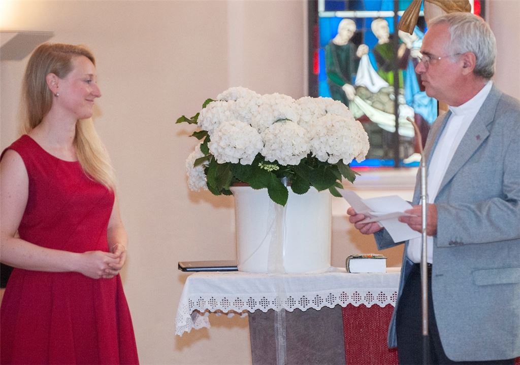 Dekan Jürgen Huber verabschiedet Susanne Conza aus Lomersheim.Fotomoment