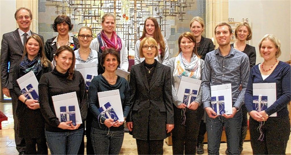 Dekan Reiner Zeyer (li.) und Schuldekanin Gabriele Karle (Mitte) übergeben die Vokation.