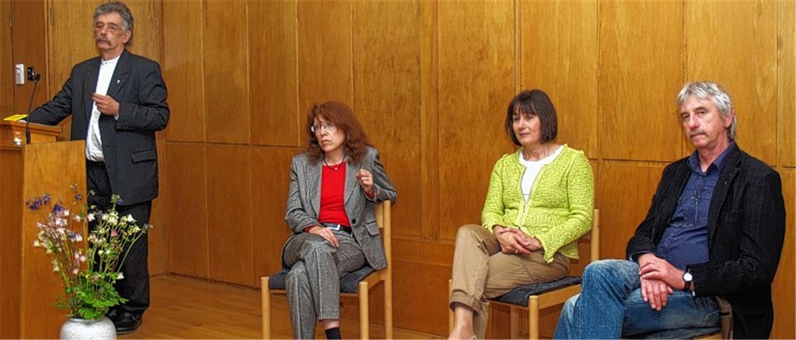 Dekan Ulf van Luijk, Pfarrerin Karin Uhlmann, Geschäftsführerin Ute Fleig und Betriebsrat Wolf Dieter Glaser von der Firma Behr (v. li.) beim Mühlacker Stadtgespräch.