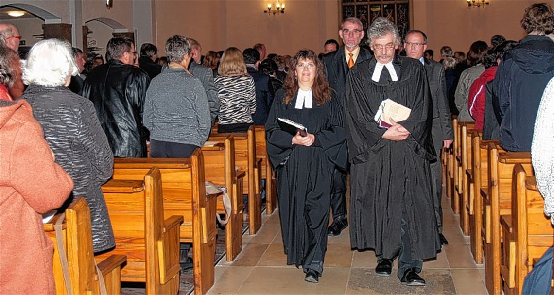 Dekan Ulf van Luijk führt Pfarrerin Gabriele Goy in ihr neues Amt ein. Foto: Filitz