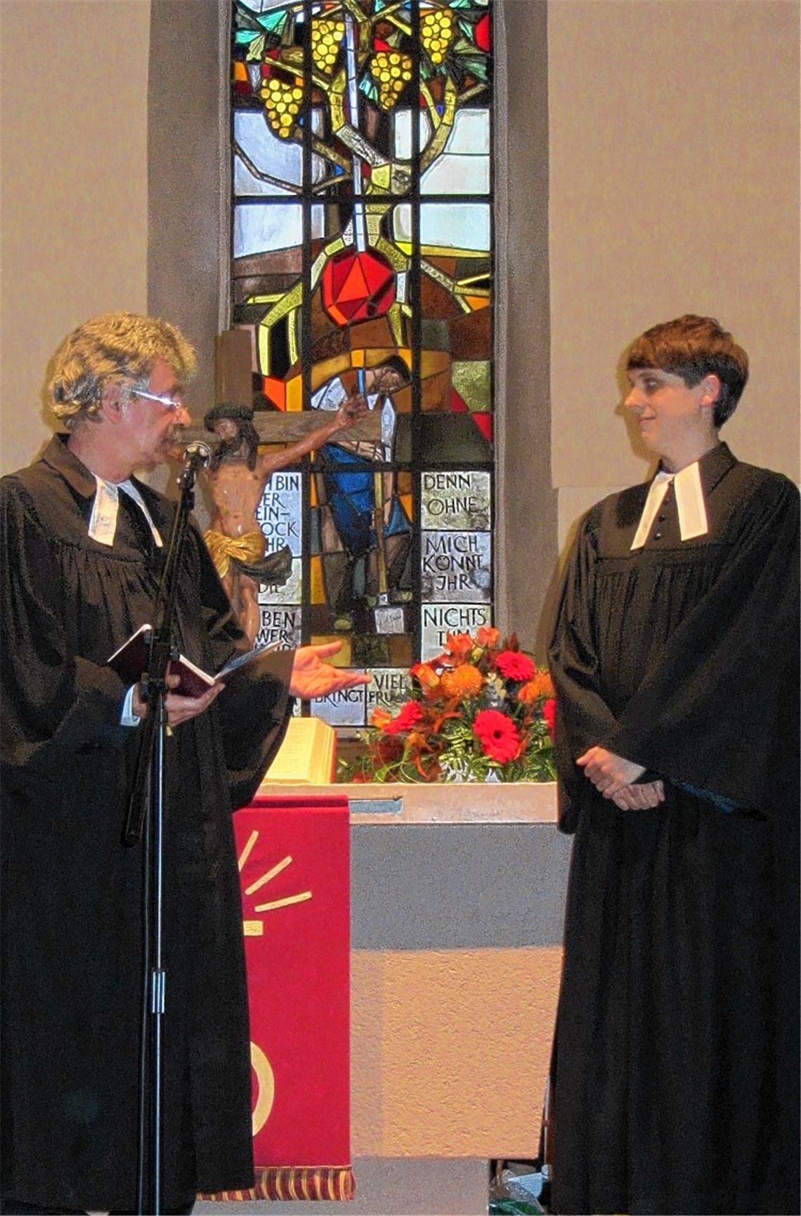 Dekan Ulf van Luijk gibt Noch-Vikar Lukas Lorbeer die Gelegenheit, einige Worte an die Gemeinde zu richten.