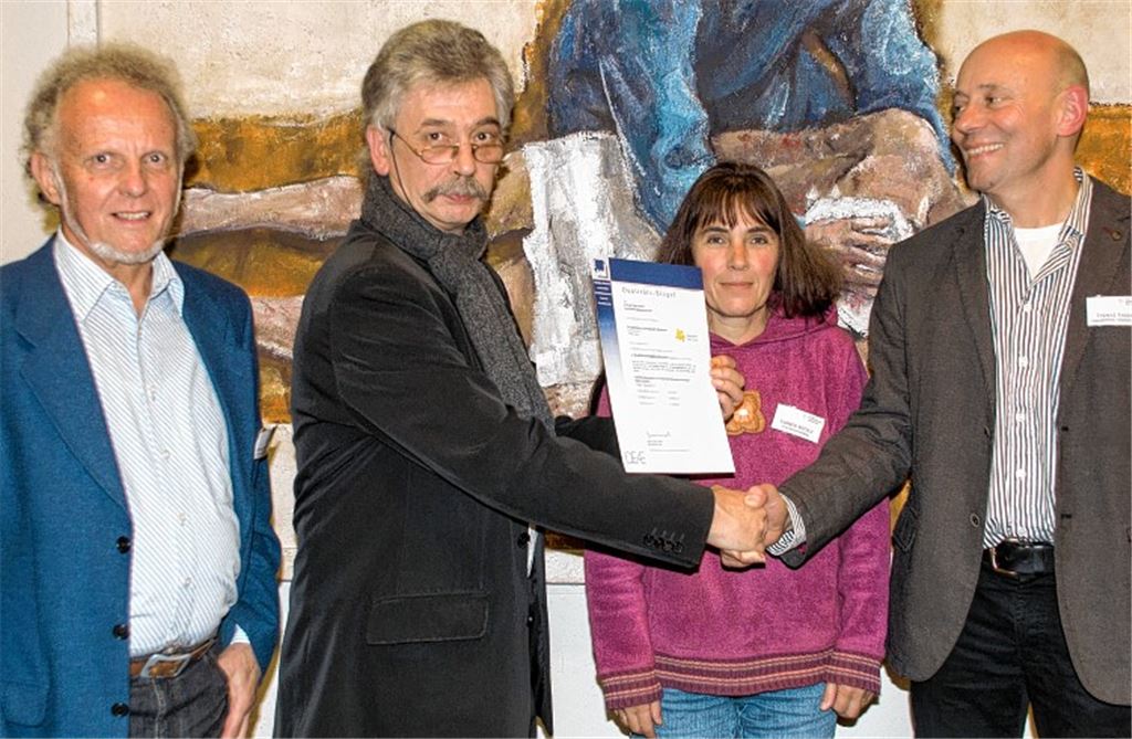 Dekan Ulf van Luijk gratuliert Mitarbeitern des Bildungswerks zur Zertifizierung (v. li.): Heinz Daferner, Ulf van Luijk, Carmen Mitsch und Diakon Thomas Knodel.