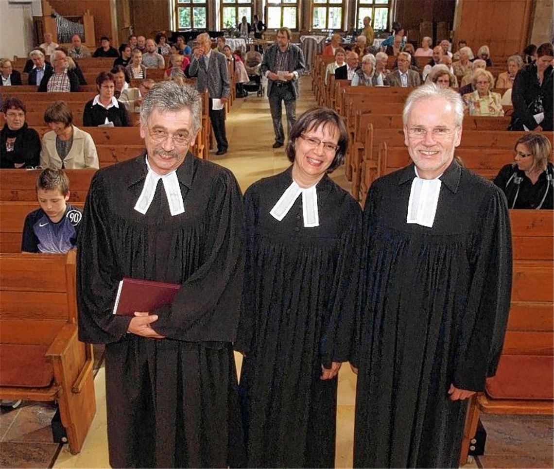 Dekan Ulf van Luijk (li.) und das Pfarrerehepaar Katrin und Theodor Tröndle. 