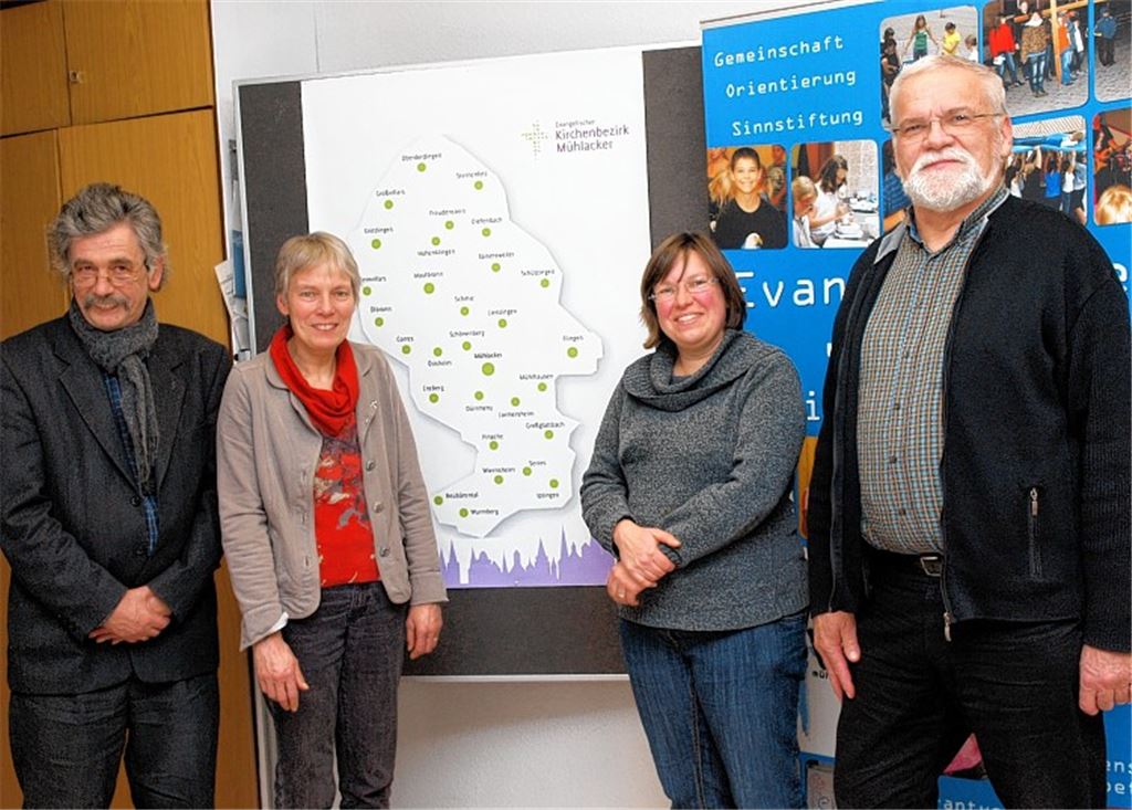 Dekan Ulf van Luijk (v.li.), Barbara Straub, die Vorsitzende des Gesamtkirchengemeinderats Mühlacker, Pfarrerin Franziska Müller und der Vorsitzende der Bezirkssynode, Bernd Dingler, informieren über den Pfarrplan 2018 und die darin enthaltenen Änderungen.